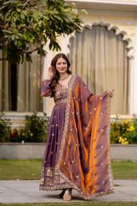 Robe Anarkali en satin brodé Fendy avec dupatta assortie, ensemble entièrement cousu, coupe évasée, tenue scintillante (II 38) DC - Product Image 1
