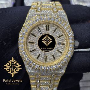 Montre à quartz en acier inoxydable doré avec cadran en cristal et bracelet style diamant glacé pour homme, bijou de fête de luxe - Product Image 1