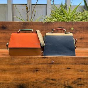 Bolso pequeño de cuero reciclado de colores de diseñador, bolso cruzado con asa para mujer, bolsos de hombro, comercio justo, hecho a mano y ecológico - Product Image 5