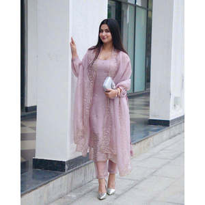 ชุดเสื้อผ้าชีฟองสำหรับงานปาร์ตี้ ดีไซน์เนอร์แบรนด์ พร้อมเสื้อ กางเกง และผ้าคลุมไหล่ - Product Image 1