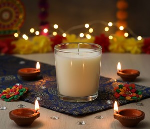 เทียนหอมกลิ่นถั่วเหลืองในโถแก้วแบบคลาสสิก ดีไซน์สวยงาม เป็นมิตรต่อสิ่งแวดล้อม เหมาะสำหรับตกแต่งบ้านในเทศกาลวันดิวาลี คริสต์มาส และตรุษจีน - Product Image 3