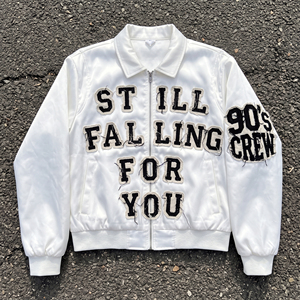 Blouson Bomber en Satin Blanc Brodé pour Homme, Style Vintage avec Patch Lettres, Fermeture Éclair et Col Rabattable - Product Image 1