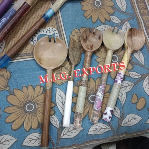 Juego de 2 utensilios de cocina de madera con mangos coloridos, cuchara y tenedor hechos a mano para cocinar, servir y decoración rústica de comedor - Product Image 5