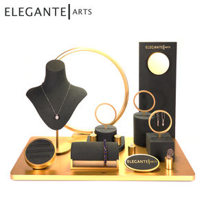 Exhibición de joyería en color dorado para escaparates - Product Image 2