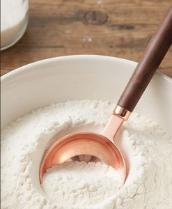 Cuillère à mesurer esthétique en or rose poli avec manche en bois, design élégant et roulé, ustensiles de cuisine pour la cuisson - Product Image 3