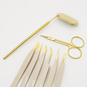 Juego de Pinzas para Pestañas de Acero Inoxidable Personalizadas con Puntas Inclinadas, 5 Pinzas, Tijeras y Espejo Facial (Duraderas y Ecológicas) - Product Image 1