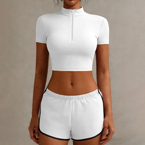 Ensemble de sport premium pour femme : Crop top dos nageur sans couture et short cycliste froncé aux fesses, confortable et à maintien élevé, idéal pour le yoga - Product Image 1
