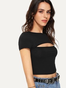Crop top noir à manches courtes avec découpe, col rond, tricoté, coupe ajustée, style streetwear, imprimé animal, logo sur le devant - Product Image 2