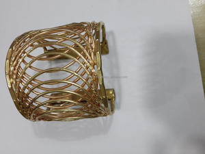 Bracelet en laiton à trois tons fait à la main pour les conceptions d'or de femmes avec des bijoux de mode de style d'ange de bracelets en résine de l'Inde - Product Image 6