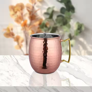 Verre à boire en cuivre finition galet, avec poignée en laiton courbée, gobelet en métal gaufré, vaisselle de luxe pour l'hôtellerie - Product Image 3