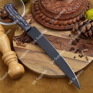 Cuchillo de filetear profesional de acero de Damasco afilado como una navaja, con recubrimiento en polvo, de grado industrial, mango de madera Pakka de 7 pulgadas y funda de cuero. - Product Image 4