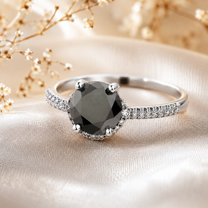 Anillo de Diamante Solitario Negro Real con Piedras Blancas de Acento |   Anillo de Compromiso de Oro Blanco de 14K |   Anillo de Diamante Negro de Corte Redondo - Product Image 1