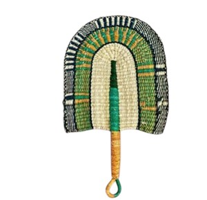 Éventail décoratif artisanal en jonc de mer tressé vert, noir et beige, style ethnique traditionnel, pour la décoration intérieure. - Product Image 3