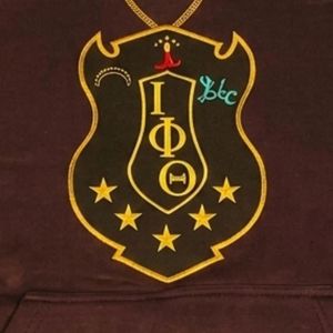 Sudadera de Fraternidad Iota Phi Theta con Escudo de Chenille, Color Marrón Dorado, Prenda Griega Premium - Product Image 2