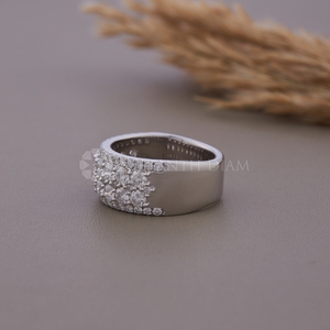 Bague éternelle en or blanc avec diamants ronds de laboratoire, design tendance, pour femmes, provenant d'un fournisseur indien. - Product Image 3