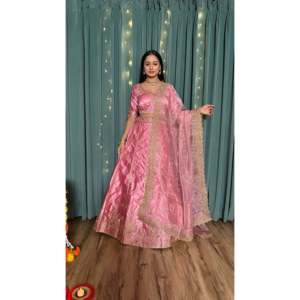 Hermoso Lehenga Choli de Seda para Fiestas, Adornado con Lentejuelas Dori y Trabajo Zari - Product Image 3