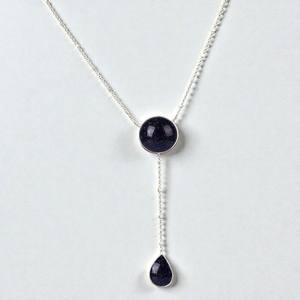 Collier en pierre de soleil bleue ronde naturelle de 10 mm |   Collier pendentif en laiton plaqué argent avec breloque en forme de goutte - Product Image 1