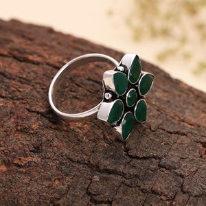 แหวนเงินออกซิไดซ์ลายดอกไม้หรูหราประดับด้วยหินสีเขียวสำหรับผู้หญิง - Product Image 3
