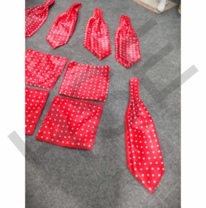 Pièces de tissu en satin rouge à pois prédécoupées sur mesure pour la fabrication de cravates et d'accessoires - Product Image 3