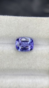 Pierre naturelle certifiée Tanzanite, taille coussin longue, avec une couleur et un éclat excellents, Zoisite naturelle, 2,15 carats, nette à la loupe - Product Image 4