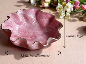 Grand bol décoratif en résine époxy rose clair, design géode, fait main, pour servir - Product Image 2