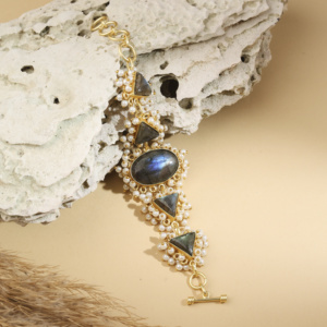 Bracelet statement plaqué or avec labradorite naturelle et perles d'eau douce |   Bijoux de luxe faits à la main avec fermoir à bascule - Product Image 3