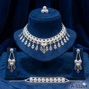 Conjunto de Lujo para Mujer: Collar y Pendientes de Latón con Baño de Oro 24K, Zirconia y Perlas de Imitación, Cadena de Caja, Corte Cojín A-53268 - Product Image 4