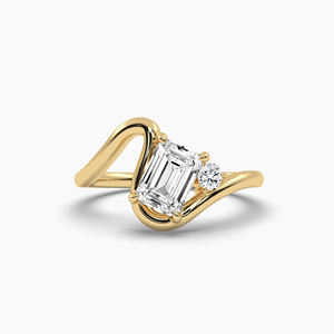 Bague de fiançailles asymétrique unique en or massif 14K/18K avec diamant de laboratoire 1,13 carats et bande incurvée émeraude Toi et Moi - Product Image 1