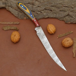 Cuchillo de caza hecho a mano con hoja de acero de Damasco, mango de madera Pakka y filo biselado. - Product Image 5