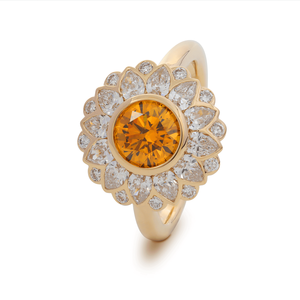 แหวนเพชรเหลืองทองคำแท้ 14K ประดับเพชรเหลืองเพาะเลี้ยงในห้องปฏิบัติการ ดีไซน์ดอกทานตะวัน แรงบันดาลใจจากธรรมชาติ พร้อมขอบล้อมเพชร ราคาจากผู้ผลิต - Product Image 4