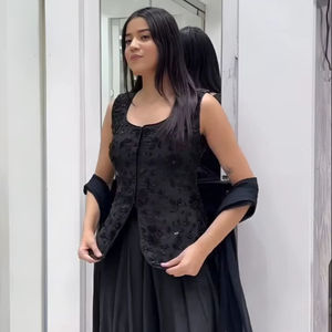 Robe de soirée noire élégante de créateur avec veste brodée pour femmes - Product Image 1