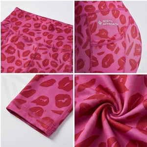 Leggings de yoga taille haute longueur intégrale, imprimé léopard rose, en Spandex et Polyester, extensibles dans les quatre sens, taille élastique, design froncé aux fesses - Product Image 4