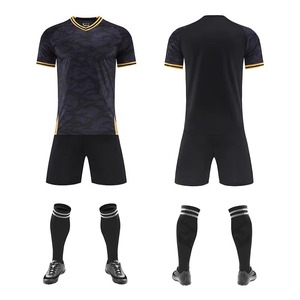 Ensemble de maillot de football pour homme à rayures imprimées rouge et blanc, col en V, avec short noir et chaussettes, en polyester respirant, coupe athlétique toutes saisons - Product Image 3