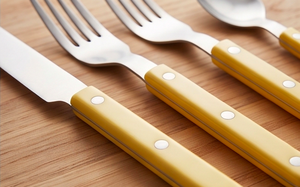 Juego de cubiertos de acero inoxidable con mango amarillo, 5 piezas, apto para lavavajillas, diseño minimalista para uso en camping y uso doméstico. - Product Image 2