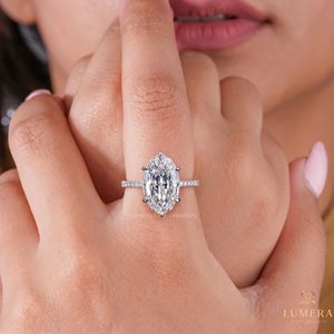 Bague de luxe en or avec diamant de laboratoire ovale taille étagée exquise, halo micro-pavé dissimulé, profil panier ouvert et bande pavée brillante - Product Image 1