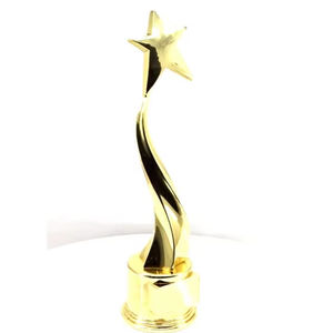 Trofeo de diseño de estrella única con acabado dorado y base sólida para reconocimiento de logros en eventos corporativos - Product Image 1