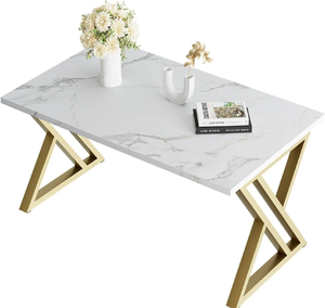 Table basse rectangulaire en marbre blanc avec pieds en métal doré géométriques croisés, disponible à prix de gros. - Product Image 1