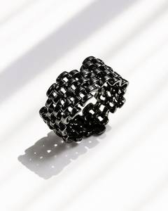 Bague vintage Eternity, cadeau pour l'amour, conçue pour symboliser la romance éternelle, un lien intemporel et une élégance classique des bijoux. - Product Image 1