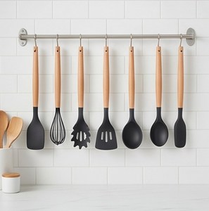 Juego de utensilios de cocina de silicona negro mate contemporáneo con mangos de madera, incluye espátulas, cucharones, pinzas y batidor. - Product Image 6