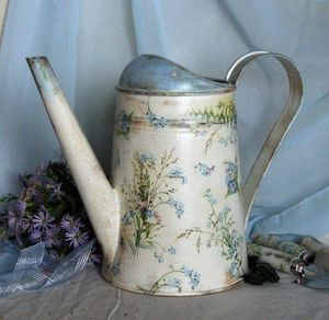 Arrosoir en métal élégant, finition émaillée imprimée, adapté au jardinage, aux plantes d'intérieur, aux pelouses extérieures et à un usage décoratif. - Product Image 6