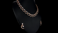 Ensemble collier et boucles d'oreilles élégants pour femmes en argent 925 plaqué or rose avec diamants de laboratoire taille brillant |   Bijoux à motif floral ondulé