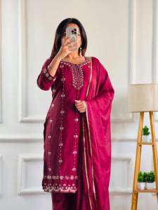 Conjunto de diseñador con hermoso bordado Moti Work Star Georgette, top con pantalón y dupatta, completamente cosido y listo para usar. - Product Image 4