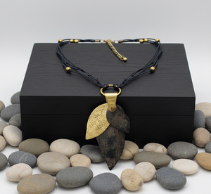 จี้เขาควายที่ทำด้วยมือของฉันทำจากทองเหลืองพื้นผิวลายใบไม้แอบสแตรกพร้อมสายลูกปัดโลหะแบบไม่ต่อเนื่อง - Product Image 3