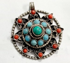 Pendentifs floraux sertis de pierres rondes - Product Image 1