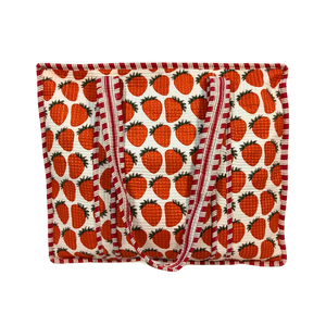 Playful Block Print Strawberry Bolso grande-Rojo y blanco sostenible - Product Image 2