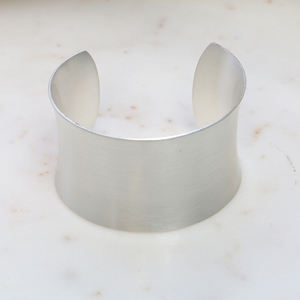 Bracelet manchette large en laiton - Manchette ouverte ajustable en argent conique minimaliste pour femme - Bijou géométrique moderne - Product Image 3