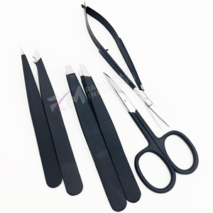 Pinza para cejas RMI High Product Silver Tip con punta inclinada de acero inoxidable, ligera, con recubrimiento en polvo negro y color plateado. - Product Image 6