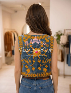 Chaleco Corto Bordado Bohemio Tradicional de Terciopelo Azul para Mujer, Hecho a Mano, Cálido para Invierno, Relleno de Algodón, Cierre con Botones - Product Image 3