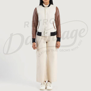 Chaqueta Varsity para Mujer, Cuerpo de Lana Blanca con Mangas de Cuero Genuino Marrón, Corte Ajustado, Estilo Clásico Premium, Casual, Universitaria - Product Image 5