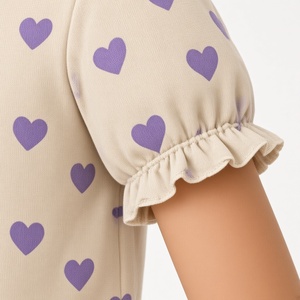 Conjunto de Pijama para Niñas al por Mayor con Estampado de Corazones, Top con Cuello con Volantes y Lazo, y Pantalones Largos, Conjunto de Dos Piezas para Dormir - Product Image 3
